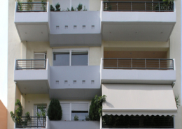 Πενταόροφη πολυκατοικία επί πιλοτής στην οδό Κολωνίας
